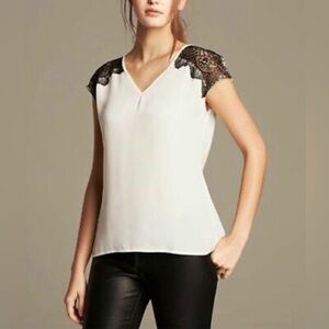Banana Republic Women’s Off White Top Black Lace Shoulder Detail Pullover Small